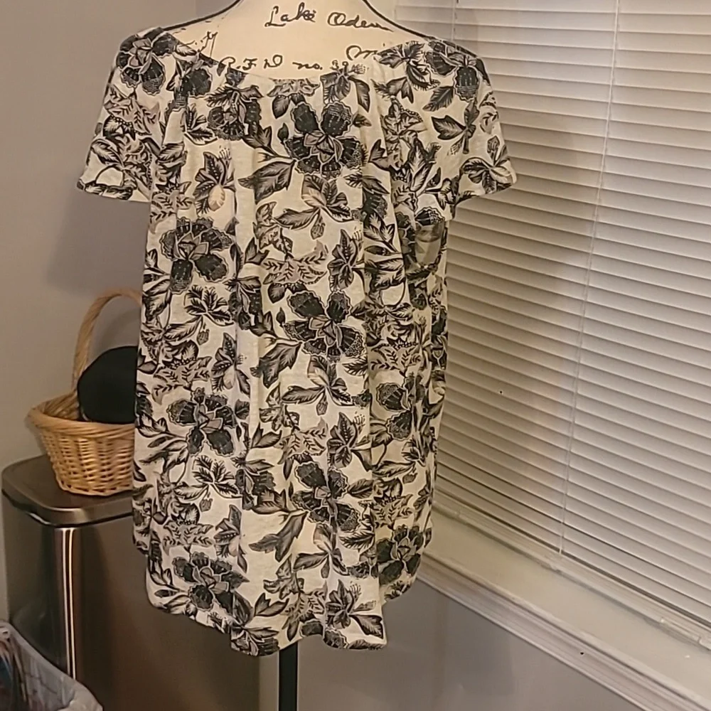 Old Navy Floral Top Large w/Key Hole Tassels - Picture 6 of 11